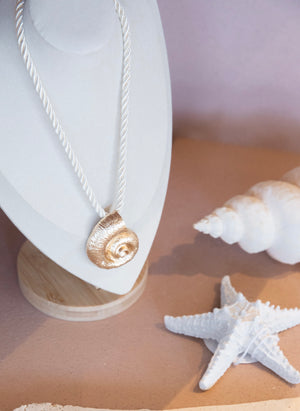 SHELL STATEMENT NECKLACE