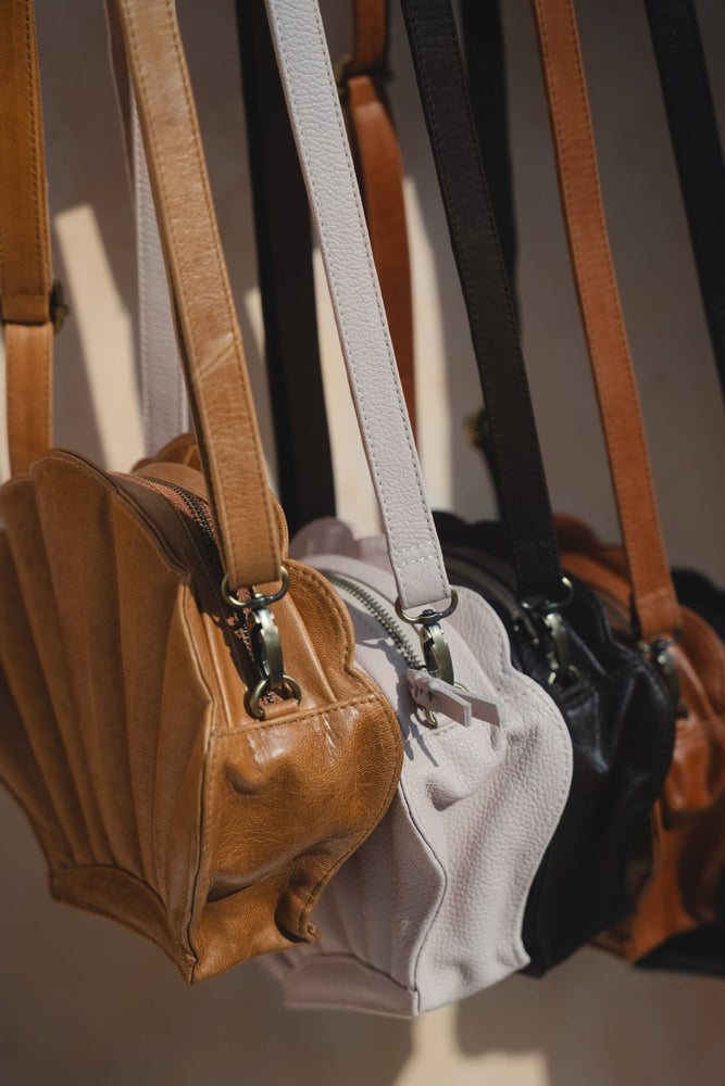 KOA SEASHELL HANDBAG // TEXTURED NOIR